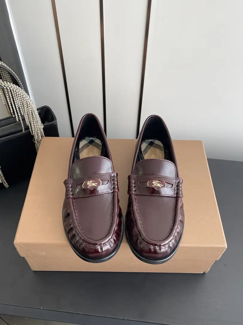 BURBERRY Bobley. - Boboli.BBR 26ss/Spring and summer, new LeFoo shoes. From the designer.Daniel Lee New new designs for LeFoo shoes. This spring and summer is a limit. The counter is very difficult to buy. The upper foot is very soft and very well-dressed. I'm so impressed with my feet. Simple old money to wear. - It's a good one. Quality control is not a worry. Recurdurdo design - A suit?, Dress., The jeans can be easily handled. Low profile and full of spirits. （ZPThe Blue Knight is a real shoe-shoe.） The shoes are in the swirly revelry. Import sheep's skin inside. Original custom-made hardware button Italian imports are so thick. Codes: 35-41（40.41Do it.）