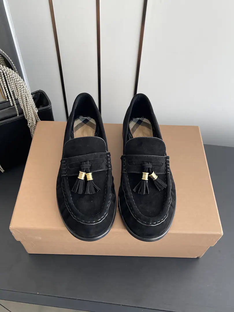 BURBERRY Bobley. - Boboli.BBR 26ss Spring and summer, new LeFoo shoes. From the designer.Daniel Lee New new designs for LeFoo shoes. This spring and summer is a limit. The counter is very difficult to buy. The upper foot is very soft and very well-dressed. I'm so impressed with my feet. Simple old money to wear. - It's a good one. Quality control is not a worry. Recurdurdo design - A suit?, Dress., The jeans can be easily handled. Low profile and full of spirits. （ZPThe Blue Knight is a real shoe-shoe.） The shoes are in the swirly revelry. Import sheep's skin inside. Original custom-made hardware button Italian imports are so thick. Codes: 35-41（40.41Do it.）