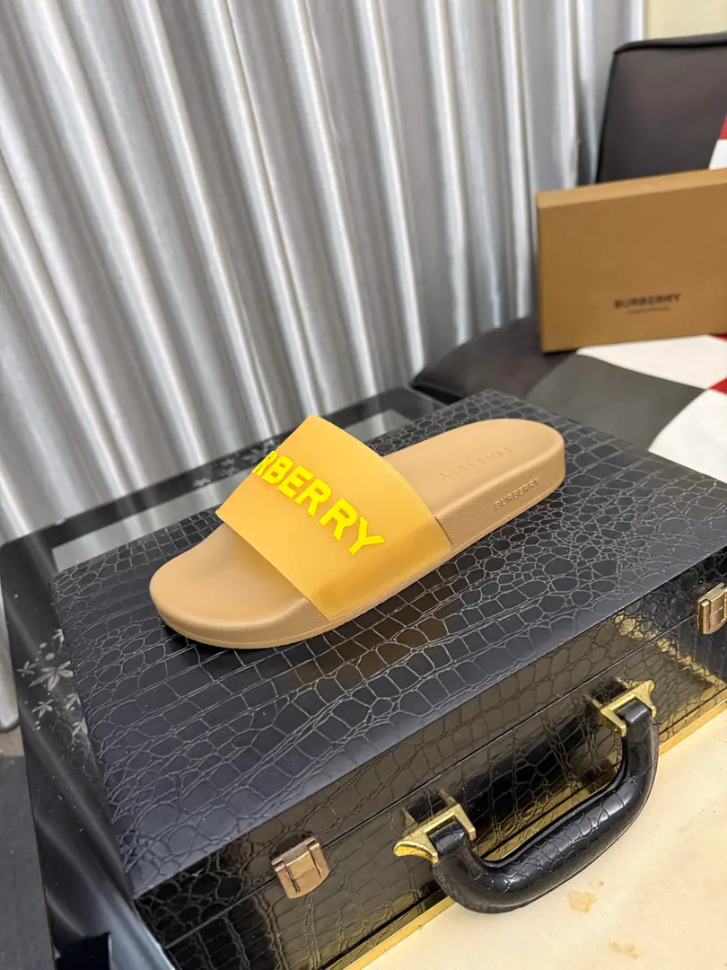 Get out of the factory.⌚⌚Burberry - Boboli slippers., Summer's new classic-cut slippers.Vintage The retro-gauge slippers. The twigs make comfort in wearing the experience. Shoe.: PVC %Heat-plastic polyurethane Shoes under the sole.: %Rubber Setup Design Sides are. Burberry Stereo-letter logo BurberryClassic-cut sandals. This classic pair of green sandals is from...Burberry (Bobley.). Design Details: Clipping, haymarketSquare Stripes, Show your toes., The side is marked with a pebbles brand., - Scalpel shoes. Size: 35-46（45, 46Do it.）