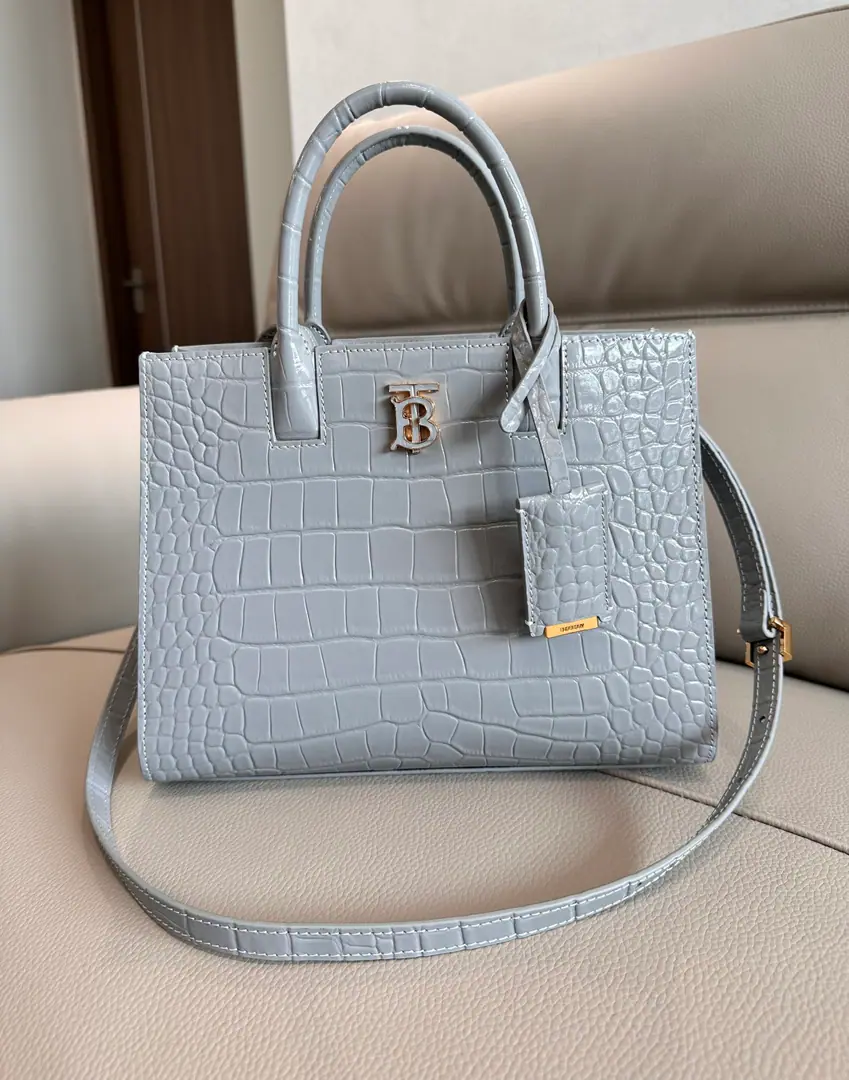 Special level BThe latest Tot bag., It's made of a gator-crystal-pressureed flower leather., Eye-hunting. Thomas Burberry Exonyms. Designed fine., Multiple pockets, A mirror hanging with leather wrapped in it.. It makes a hand-made shape., Or use a detachable backpack.. 27 x 11 x 20cm Outer layer: %Cowskin. Decoration: %Cowskin. inside: %Lamb skin.🌟Model0441