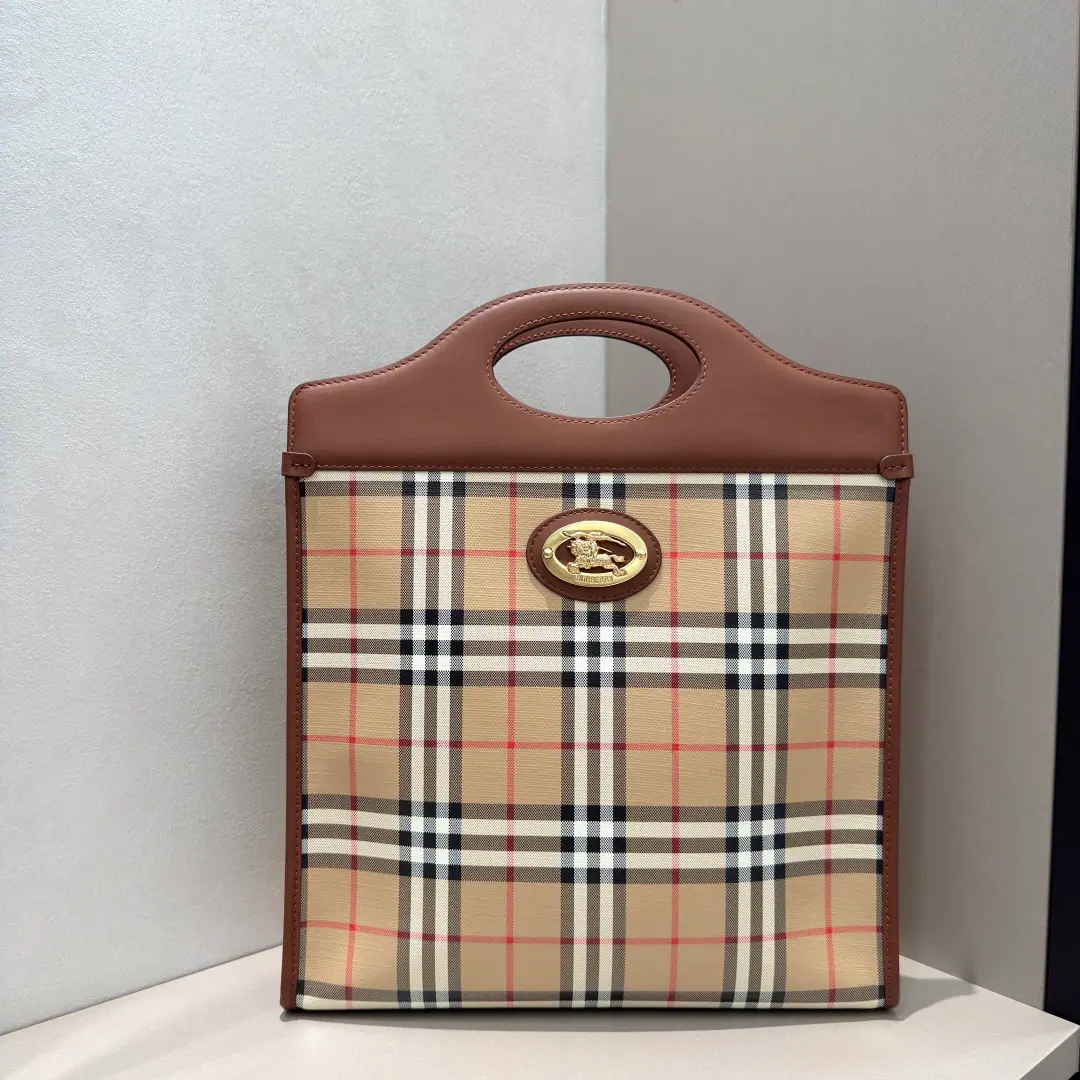 Special level Pocket Pocket bag., I'm inspired by the brand collection, Tot.. It's made of lasagna and smooth cow skin., Made in the heart of the Italian factory.. Decoration of rice BurberryGravity stamp, A little bit of a plaque, empty knight's seal.. You can use the top handle on your handkerchief., Or carry it with a detachable shoulder belt.. Fit for daily requirements, Including the flat plate., Cell phones, Money clips and sunglasses.. Dimensions32 x12 x 39cmModel4321