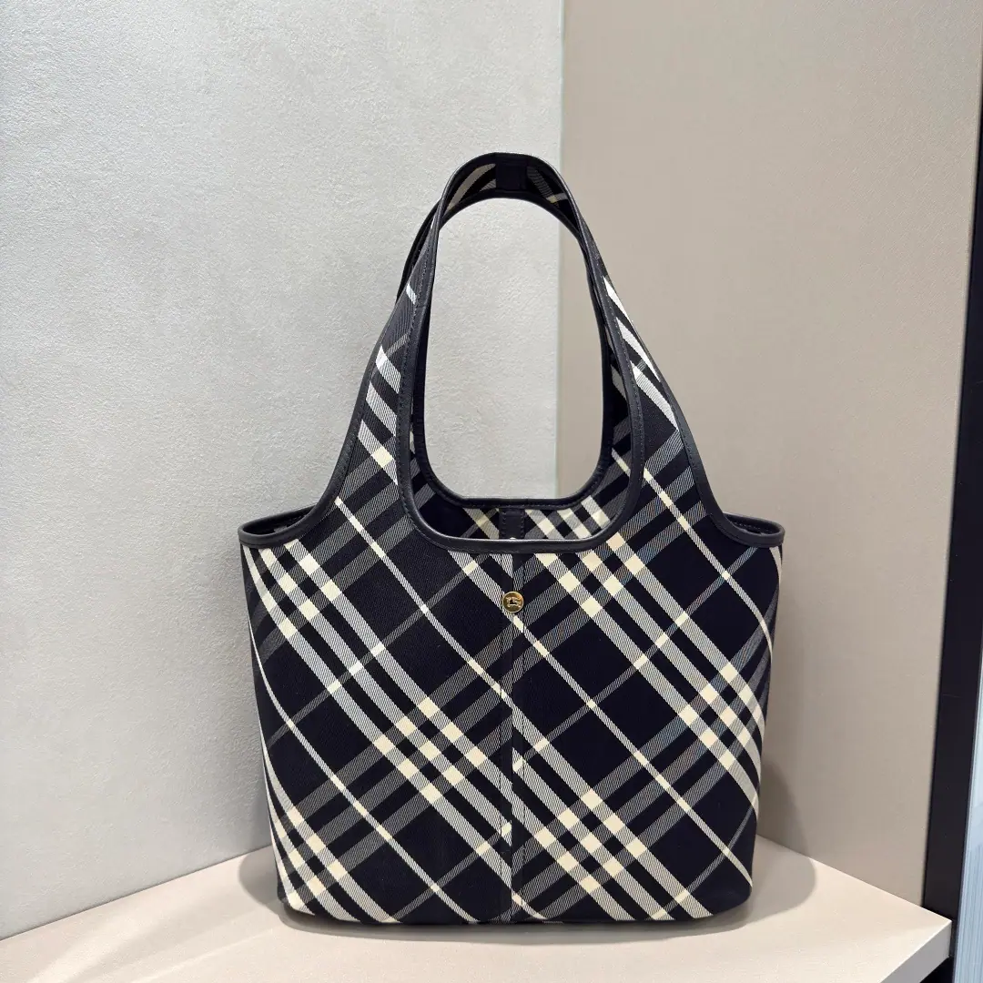 Special level BThe latest soft and firm Tot bag., It's made of cotton slanted paste., It's a work of art in Italy.. Decoration Precipitation Season BHomegrass.. Uninlined lightweight, ♪ In smooth calf ♪ Leather edge., We'll go with a slicable zipper bag.. From Burberry The classics., The necessary provision for the closet is interpreted in a branded style.. Dimension Layout41× 14 × 26cm. Model6861