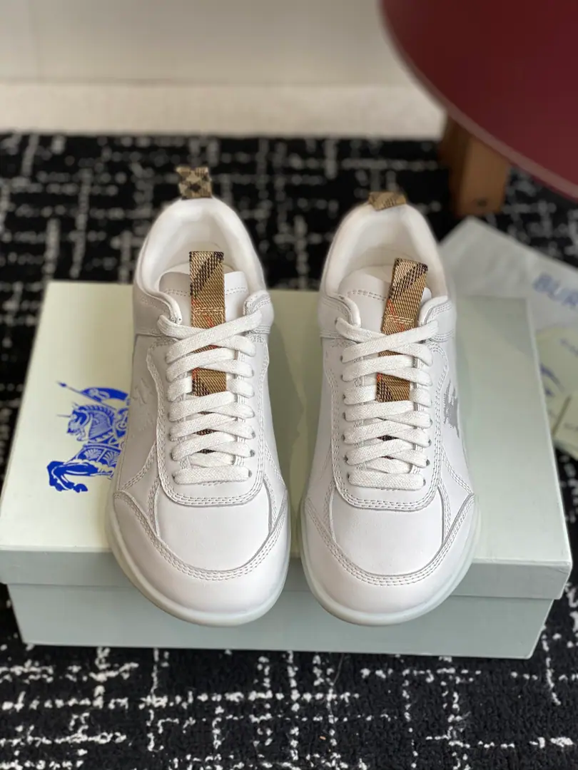 Requisition level Burberry 25ss Latest The sneakers are out., Men Jane is a great-looking guy. Box Shoes.！ Italian fine sneakers., It's made of smooth little cow skin. The Knight of the Horses.（ EKD ）The flowers are lined with the eye of the net. Shoeslaces are integrated into metal coil decorations Tpu The soles are a collection. The logo belt is designed to design metal coils for rounded shoeheads Burberry A bit of a strap on the bottom of a glycerian shoe. Burberry Letter logo. Fabulous.: High-swipe little cow skin. Imports, skins Reeb.: In the plain motion., In the silk cow. Otsumi!: TPu Size: #39-46（45 46Make a no-refund order.）
