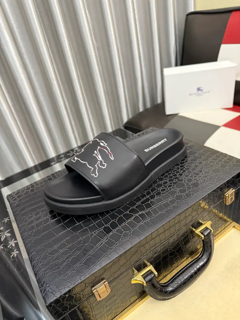 Get out of the factory.⌚⌚Burberry - Boboli slippers., Summer's new classic-cut slippers.Vintage The retro-gauge slippers. The twigs make comfort in wearing the experience. Shoe.: PVC %Heat-plastic polyurethane Shoes under the sole.: %Rubber Setup Design Sides are. Burberry Stereo-letter logo BurberryClassic-cut sandals. This classic pair of green sandals is from...Burberry (Bobley.). Design Details: Clipping, haymarketSquare Stripes, Show your toes., The side is marked with a pebbles brand., - Scalpel shoes. Size: 38-44（45Do it.）