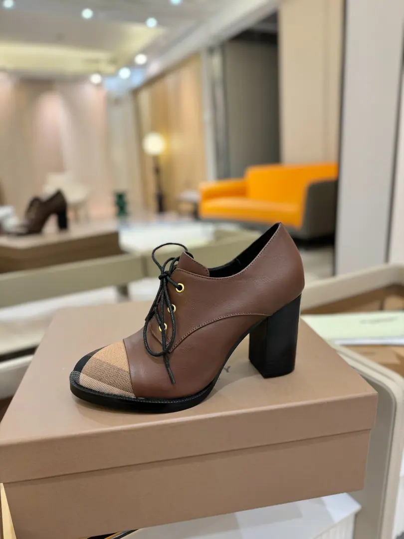Burberryy Bobley. 𝑩𝒖𝒓𝒃𝒆𝒓𝒓𝒚𝒚 💝 👠 𝘽𝙪𝙧𝙗𝙚𝙧𝙧𝙮𝙮 Bobley.2025The new exclusive has been launched. A lazy, elegant, understanding style. 💋High heels. 🎉BURBERRYBobley England.🇬🇧Luxury brands, Original1:1Copy, Synchronize new cabinets A high heels with grace., Decoration branding pattern. 🆕🆕🆕 ✅Fabulous.: Original Gear ✅Otsumi!: The original is really a big one. ✅He's tall.: 9.5𝙘𝙢 ✅Codes: 35-41（𝟒𝟎.𝟒𝟏Do it.）