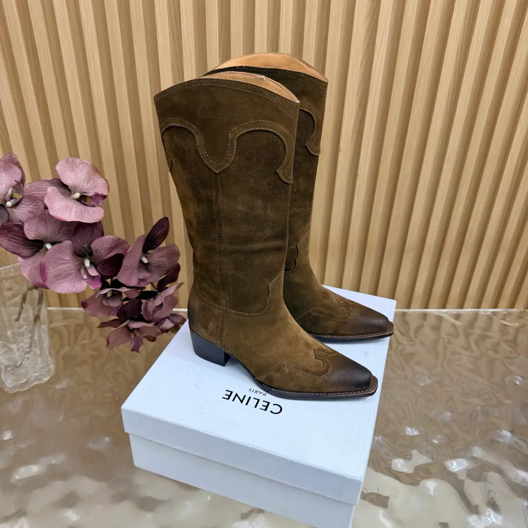 2026The cabinet is synchronized with the new money in autumn and winter. Celine｜Céline.26Autumn and new Pitchey. Bold West cowboy Martin boots.！ Top Version Niu Kyung. Bullskins. The upper foot is super handsome. It's super cool.！You're not so bad at all.. With jeans, you're a great guy.🔥It's definitely a single piece of fire this fall and winter.！ Material Skins for shoes./Bullskins. The insides are all sheep's skin. The original is really a big one. Size: 35-41 （40, 41, 42Custom）