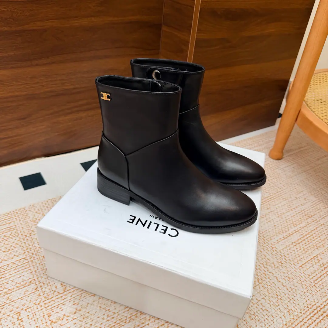 2026The cabinet is synchronized with the new money in autumn and winter. Celine｜Céline.26Autumn and new Pitchey. Bold West cowboy Martin boots.！ Top Version⚠️Niu Kyung. Bullskins. The upper foot is super handsome. It's super cool.！You're not so bad at all.. With jeans, you're a great guy.🔥It's definitely a single piece of fire this fall and winter.！ Material Skins for shoes./Bullskins. The insides are all sheep's skin. The original is really a big one. Size: 35-41 （40, 41, 42Custom）