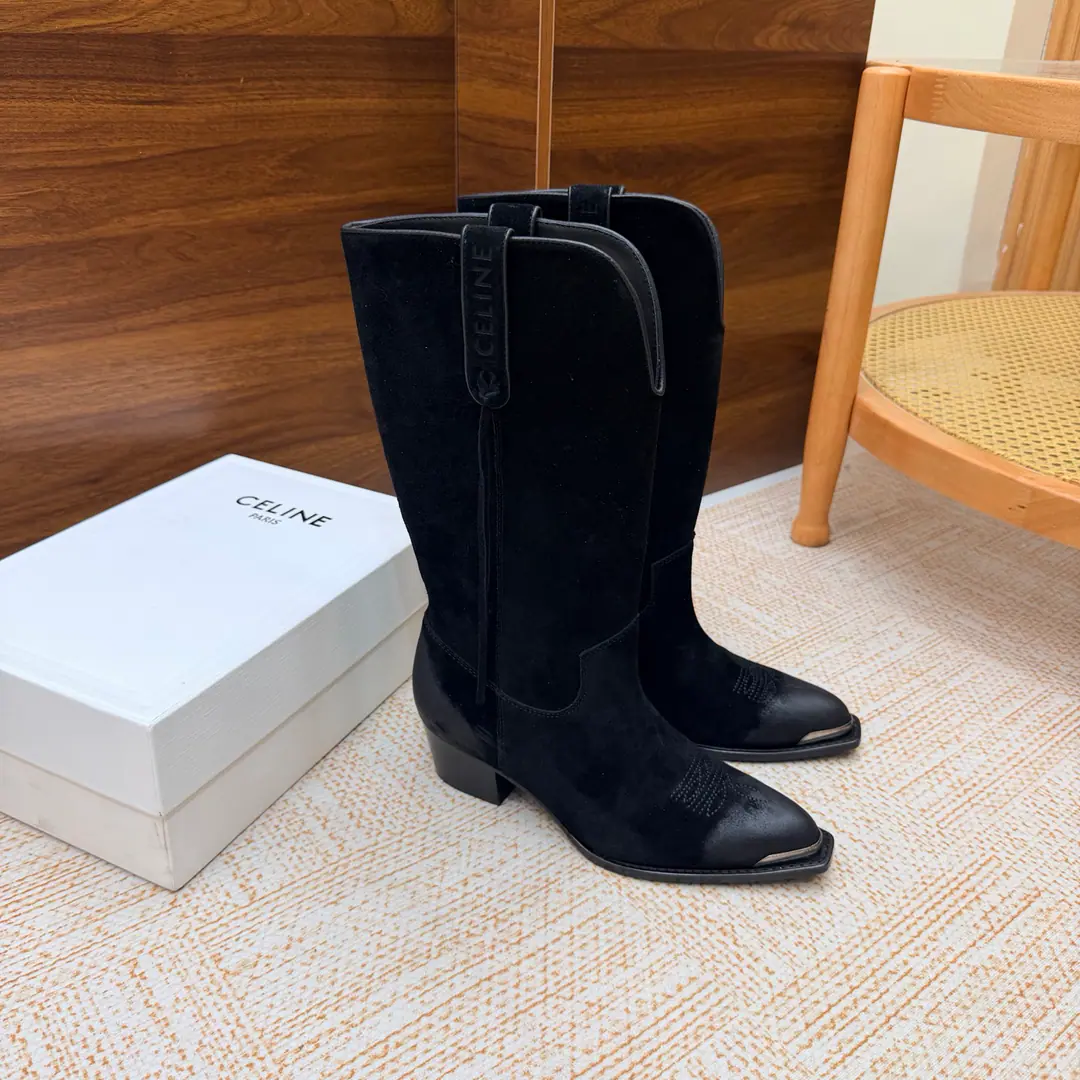 2026The cabinet is synchronized with the new money in autumn and winter. Celine｜Céline.26Autumn and new Pitchey. Bold West cowboy Martin boots.！ Top Version The upper foot is super handsome. It's super cool.！You're not so bad at all.. With jeans, you're a great guy.🔥It's definitely a single piece of fire this fall and winter.！ Material Skins for shoes./Bullskins. The insides are all sheep's skin. The original is really a big one. Size: 35-41 （40, 41, 42Custom）