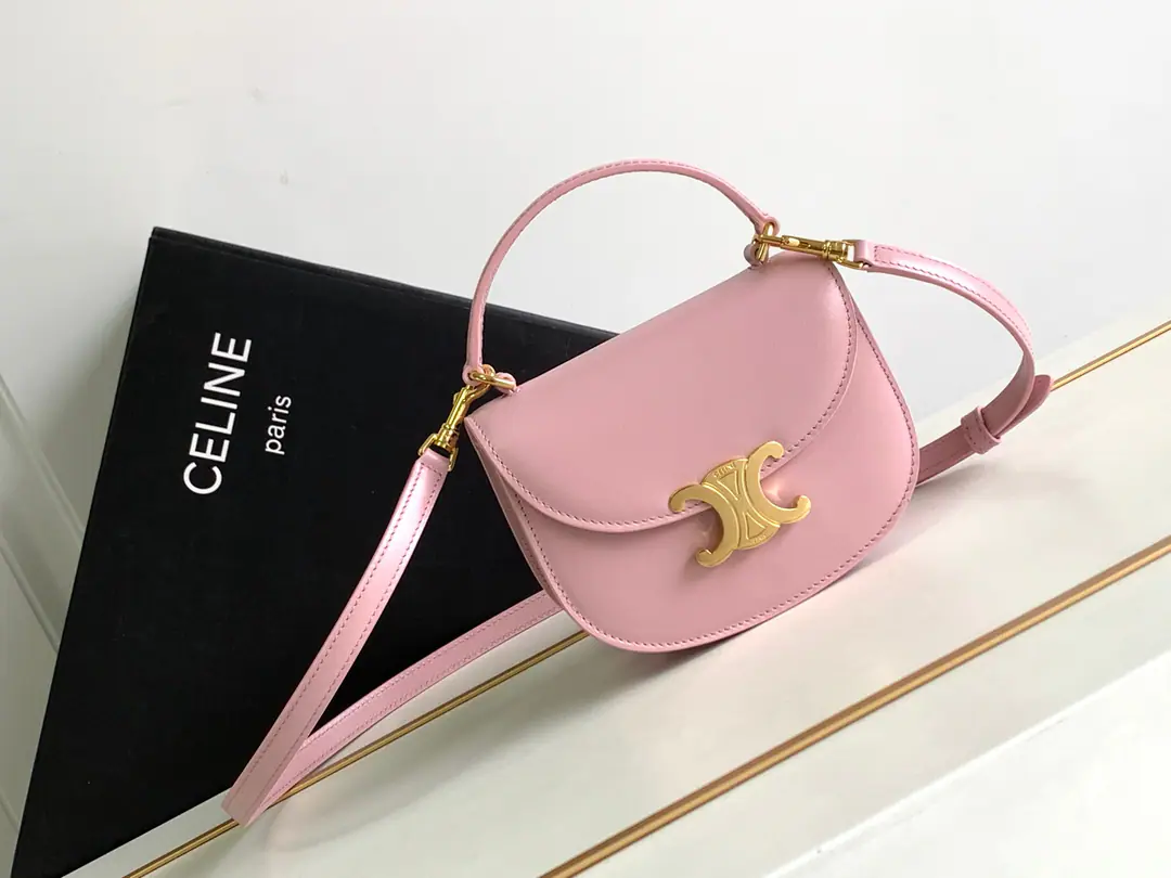 CELINE-23The new early spring. Mini BesaceGlossy cattle leather squirt bag LISASame paragraph🎁The cherry pollen at the Triumph Gate.🎀miniA saddlebag. A soft white leather mix with a classic swing door lock. 🌸The ancients are so fine. It's a big stylish thing. 🌸The square design of the circle arcs and caps are more a young, cute, cute look and fall in love.～ 🌸Multiple backsliding.～One shoulder slant handheld.～Collapseable📱 🌸Cowskin.+In the sheep's skin.+All steel rotor door metal buttons Dimensions: 15.5X11.5X5CM Model: 110412