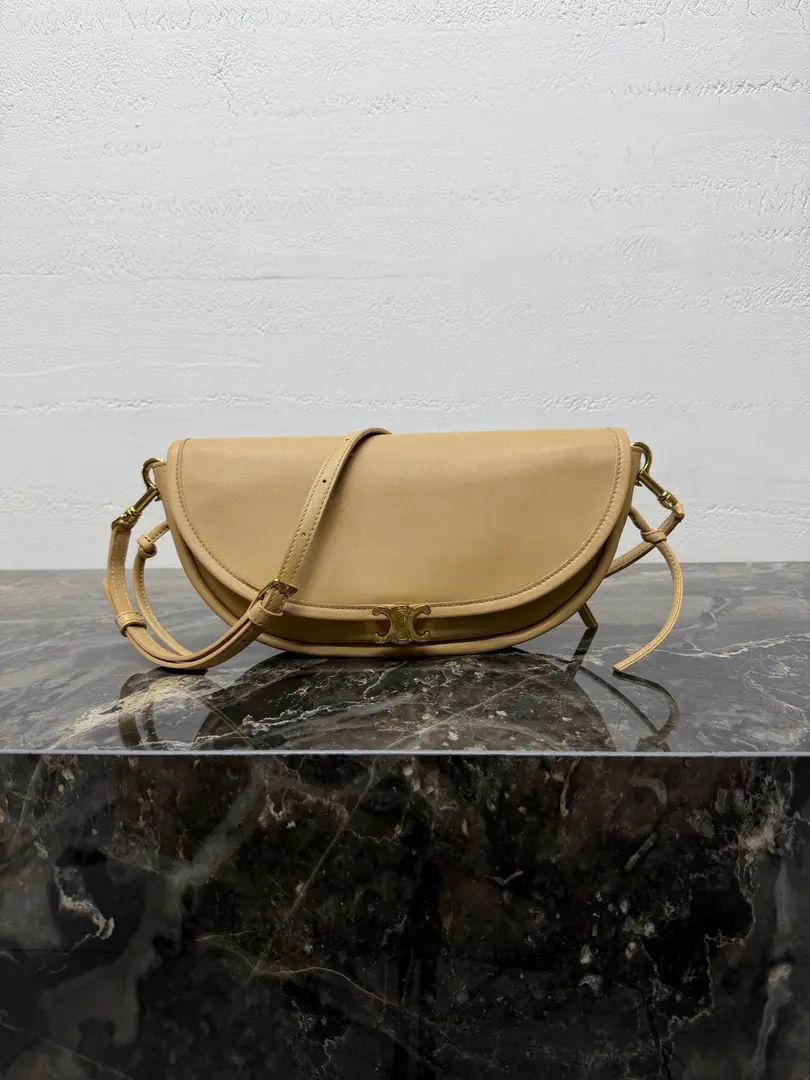 Celine SOFT TRIOMPHE HALFMOONSmall pocket.💯All steel hardware.‼️ Lamb leather. In the rectangular liner. Gold-faced. Shoulder or slash 1Main partition. Dismantled and modifiable sundries, Minimum length（21.5centimetres）, Maximum length（33centimetres） - The caps.1A remote zipper bag. Backset1A remote zipper bag. Dimensions:（25 X 13 X 5centimetres） Numbering: 103737