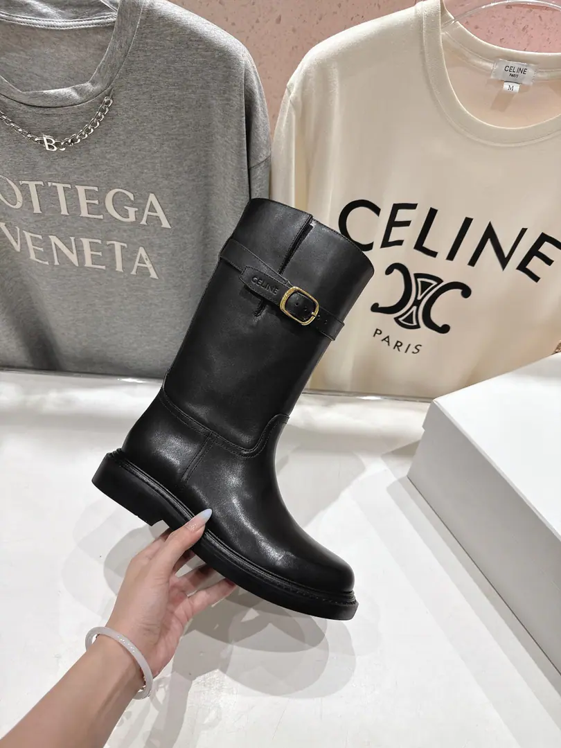 🏧𝗖𝗘𝗟𝗜𝗡𝗘/Céline. Autumn and winter money.12Nice, English-winded medium boots, boots, boots. The ancient Janey is a fashionable man. The upper feet are so cozy.！Low profile short-forms, It's a super-cool look with a little retro., I'm a little light on my feet., To create a variety of ways of wearing it.. The original is waxed cow skin. Uchi./Skins of silk and cow. Original version to open+Real leather. Codes35-40 [40Make a reservation.]