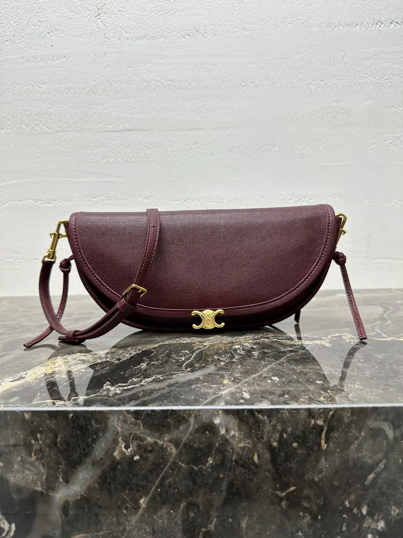 Special steel Celine SOFT TRIOMPHE HALFMOONSmall pocket.💯All steel hardware.‼️ Lamb leather. In the rectangular liner. Gold-faced. Shoulder or slash 1Main partition. Dismantled and modifiable sundries, Minimum length（21.5centimetres）, Maximum length（33centimetres） - The caps.1A remote zipper bag. Backset1A remote zipper bag. Dimensions:（25 X 13 X 5centimetres） Numbering: L10373778