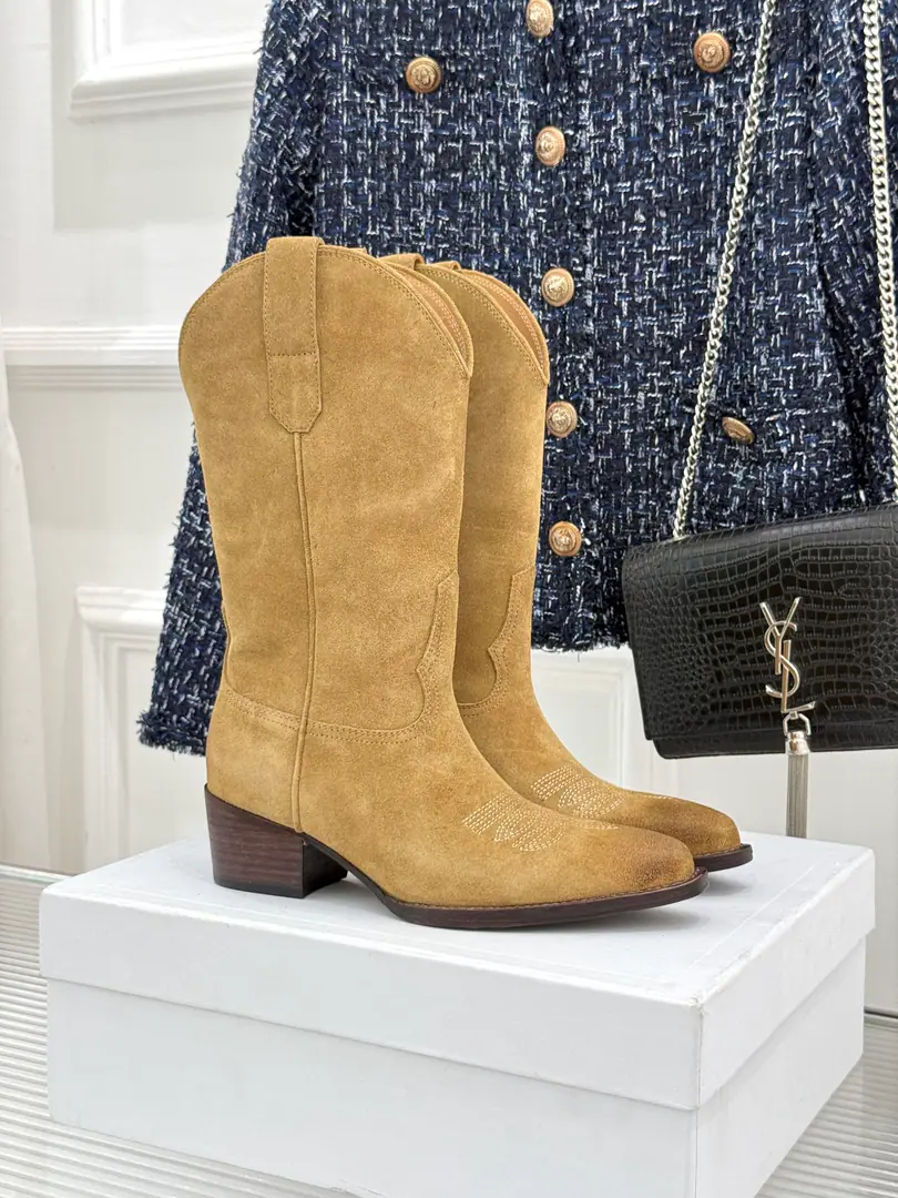 Plant price Goki! Bullskins. Celine /The Celebrity Classic Autumn. West sewn wires and boots. A fall and winter wears a single soul. The classics never pass. Shoes cabinets are always investment-grade. The details are very well known. Artificially made by Spanish craftsmen A stylish, acupuncture. No thunder on your eyes. The sutures are re-engaging the west. The cones are thick and steady. Slashy head pulls the legs line. The inner zipper is easier to get through. The upper leg second becomes a thin leg. The French regenerate is full of feeling. It's a good suit for a cowboy. You can fly around the street easy. It's easy to wear a high class. It's a low profile. Who wears a nice treasure? You're so good at it.！ Facework customized leather with original The inside feet are all sheep's skin. Original modeling, slide-proof floor size: 35-39（40/41/42Custom） Numbering: 97220260806