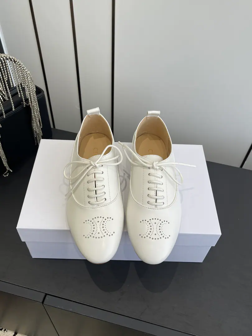 🏧𝗖𝗘𝗟𝗜𝗡𝗘The new Serene strip with English leather shoes. The classic Triumph Gate sign.LOGOReconsolidation.70The classics of the times. The ancient days are not young and young.～I wear a lot of clothes everyday. I'll take a breath from my feet.～Stylish. Go out with your sex.～It's great. The original imported soft paint and mixed sheep-skin flour. I'll put my foot on the skin inside. Italian imports are so thick. Size35-40 [40.41Do it.]
