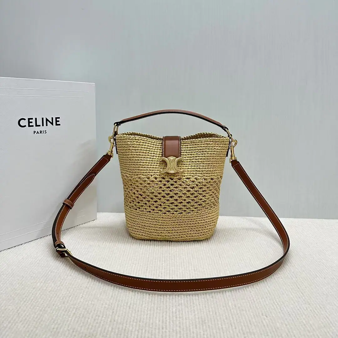 New items online.🅰️🅰️LOUISELittle grass, bucket bag. CENew paragraph weavers and rich drums., Long-termist aesthetics, The lawn and summer are really awesome.! The bag is with Rafi., It's a good thing to be connected to a spiral metal button.~A little bit of a grass bag with a small capacity.! Regable shoulder belt, Slash, Hands., - I'm fine with my shoulder.nice! Paragraph: 119742 Colours: Raphigrass Brown. Dimensions: 16x19x12cm （Prefixed packaging）