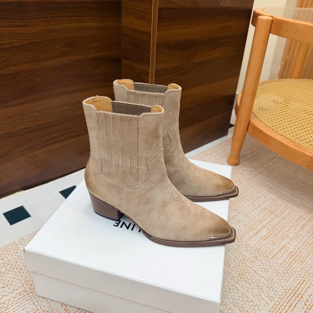 2026The cabinet is synchronized with the new money in autumn and winter. Celine｜Céline.26Autumn and new Pitchey. Bold West cowboy Martin boots.！ Top Version Niu Kyung. Bullskins. The upper foot is super handsome. It's super cool.！You're not so bad at all.. With jeans, you're a great guy.🔥It's definitely a single piece of fire this fall and winter.！ Material Skins for shoes./Bullskins. The insides are all sheep's skin. The original is really a big one. He's tall.: 5.5cm Size: 35-41 （40, 41, 42Custom）