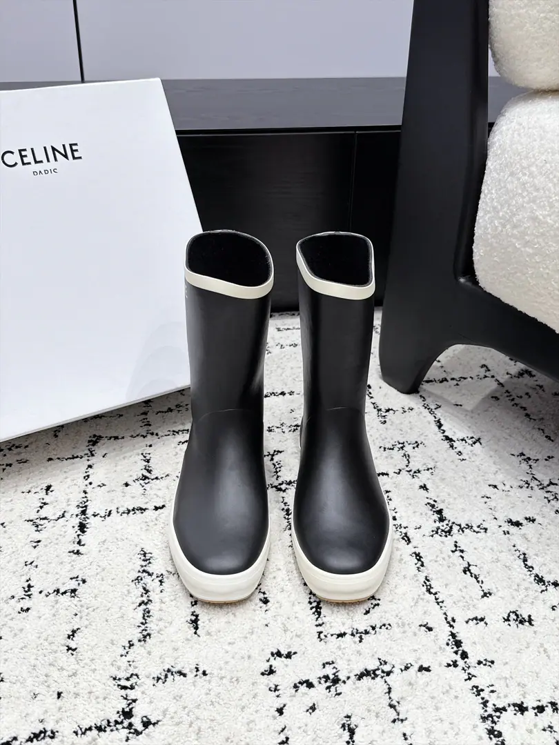 Celine 26/ New flat boots, boots. A self-portrait with a light and luxurious feeling on the streets., Round-headed shoes with smooth flow, The boots are made of a colored white side design., The front is marked with a good-looking letter., It's two boots, two boots, two high and medium., Straight boots line is straight., Take off your boots., Foot-like tolerance is high, No thick legs.. The classic pure black colored atmosphere is simple., Most of the clothes in the closet fit., Men and women can ride easily.. It's a combination of water-proofing and fashionable properties., Want a pair of color values online, ♪ And put on the rain boots ♪, This is a straight-spray shower boots that are just needed for daily travel.. ✔️Shoe.: Rubber ✔️Uchi.: Brush ✔️Otsumi!: TPUOtsumi! ✔️size: 35-41（40 41Custom without re-offer）