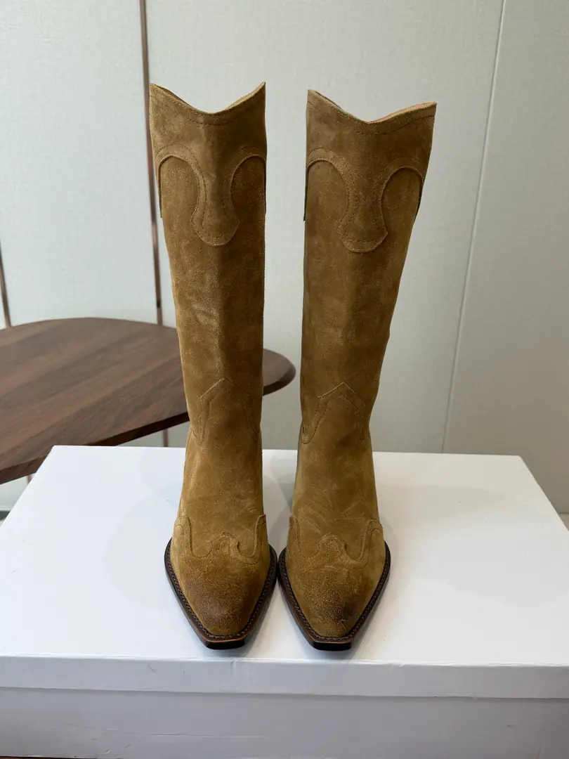 Leather.➕20Celine Céline. 26ssAutumn and winter brand new. The ancients are rough. Chelsea. Pointhead Boots. High boots. Knight's boots. The season of Céline is a really good season. Like this boots are a real scooter. Focus on booting. No leg-scree. The upper leg second becomes the length of the leg., It's a super thin and a lot of stuff.！That's a hell of a thing. Shoe.: Original import, leather/Importing cow skin Uchi.: Import of sheep skin Otsumi!: The original is really a big one. Size: #35-42（40, 41, 42Do it.）