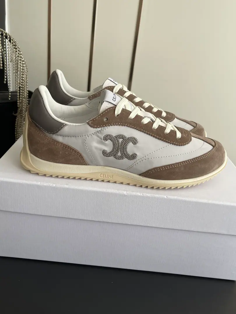 🏧𝗖𝗘𝗟𝗜𝗡𝗘Céline. New paragraph Top The logo is wearing a gwan's shoes and a white shoe.. The shoe face is imported with a head-decked cow. The sheep's skin is in the ground. The original is a model of the past. Size35-41 [40.41Make a reservation.]