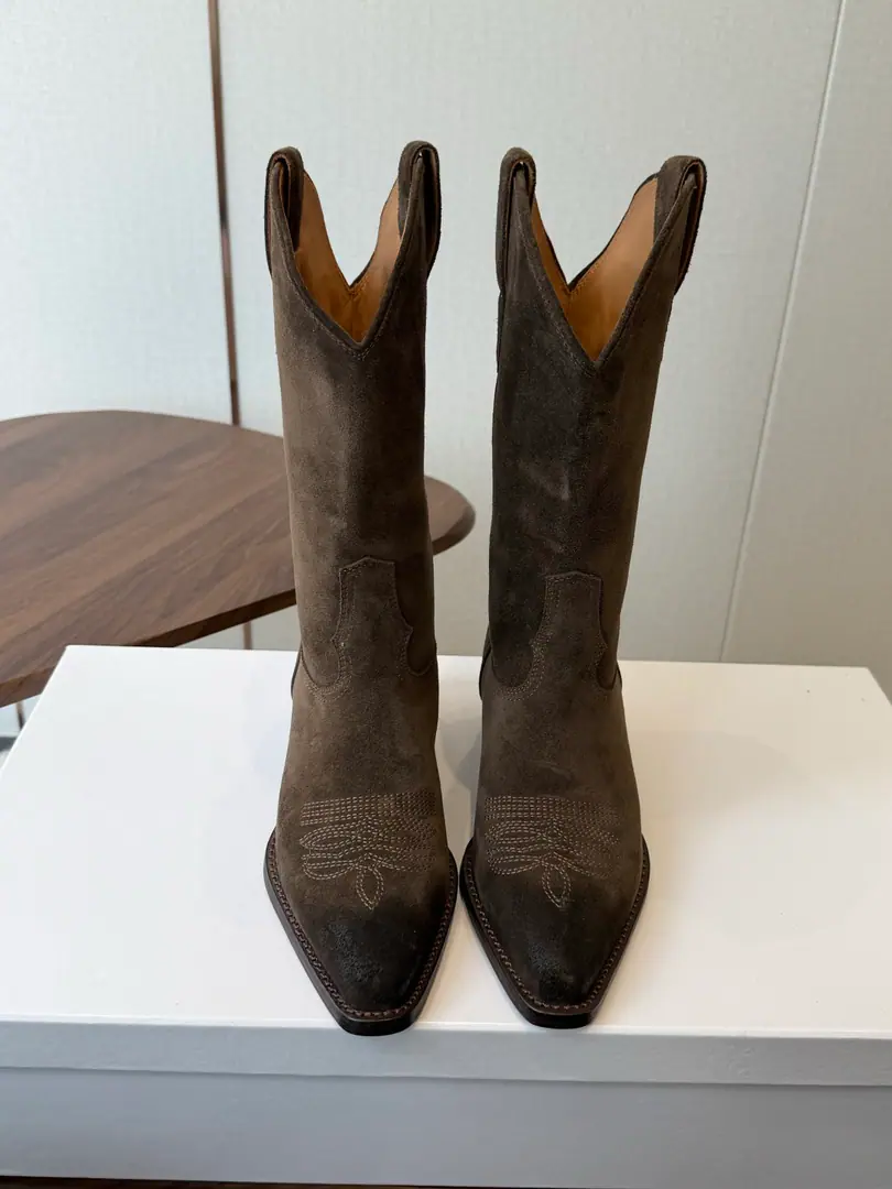 Goki! Leather.Celine Céline. 26ssAutumn The ancients are rough. Chelsea. Pointhead Boots, buttons. The season of Céline is a really good season. Like this boots are a real scooter. Focus on booting. No leg-scree. The upper leg second becomes the length of the leg., It's a super thin and a lot of stuff.！That's a hell of a thing. Shoe.: Original import, leather/Importing cow skin Uchi.: Import of sheep skin Otsumi!: The original is really a big one. Size: #35-40（40Do it.）