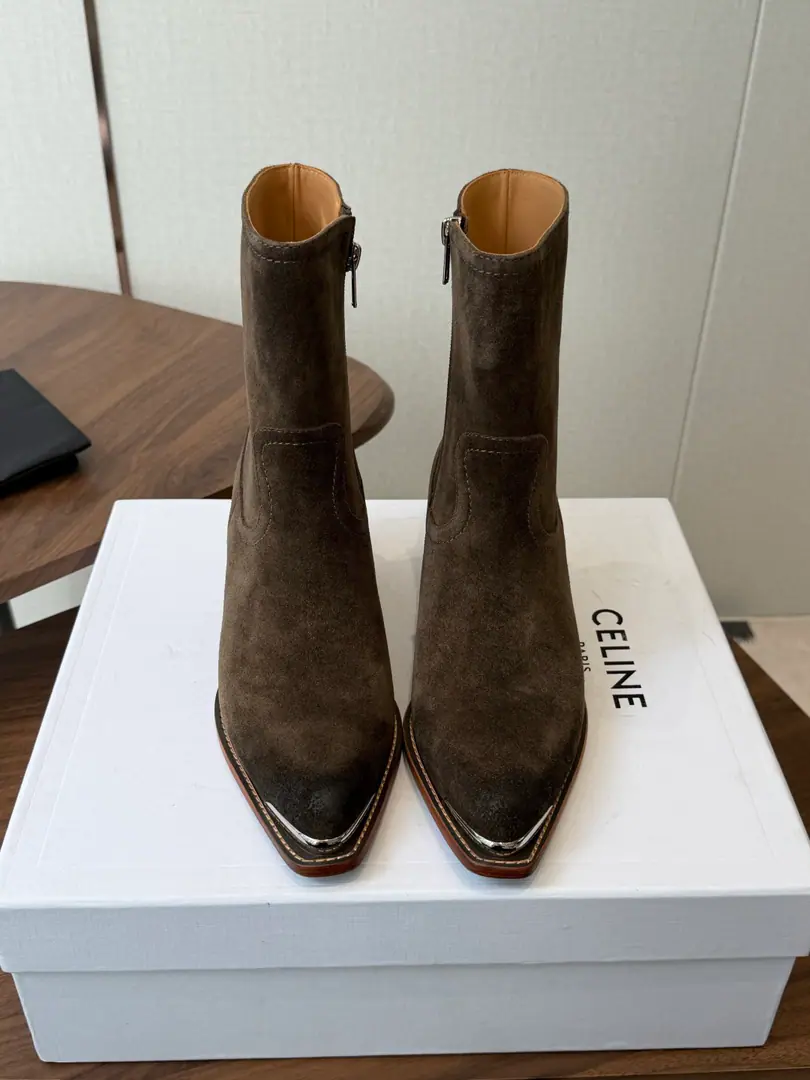 Goki! Leather.Celine Céline. 26ssAutumn The ancients are rough. Chelsea. Pointhead Buckle boots. The season of Céline is a really good season. Like this boots are a real scooter. Focus on booting. No leg-scree. The upper leg second becomes the length of the leg., It's a super thin and a lot of stuff.！That's a hell of a thing. Shoe.: Original import, leather/Importing cow skin Uchi.: Import of sheep skin Otsumi!: The original is really a big one. Size: #35-40（40Do it.）