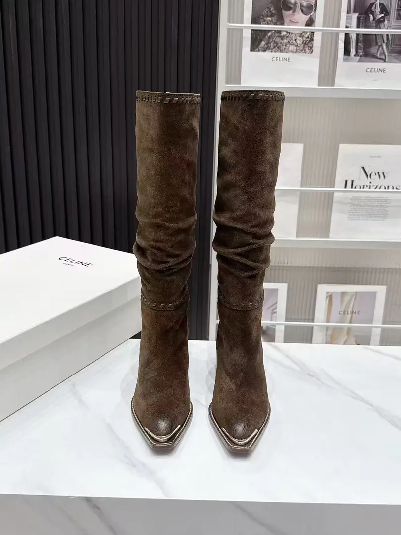 CELINESlim's latest wrinkled and high-stacked Wester boots. A superstar, red grass. Autumn and winter wrinkles and long-barrel west boots. It's a regenetic laziness. The boots are soft and solid. The upper foot naturally forms a wrinkled wrinkled form. It's different from a hard Western boot. The lax atmosphere is stronger. Boots. Weaving of the boot side with a suture thread To increase the sense of art in the ancient world. It's the only way to recognize the shoes. A soft-faced cow. / Old sands, revelry, skin and height.5CMReal wood slash. And I'm going to be able to make a difference between the higher effect and the comfort of walking.🇮🇹That's a big one.Size: 35-41