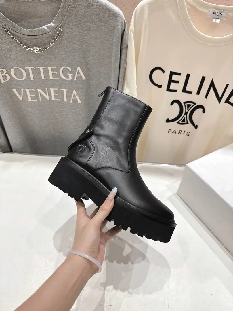 🏧𝗖𝗘𝗟𝗜𝗡𝗘/Céline. Autumn and winter, handsome and beautiful Martin boots.. The ancient Janey is a fashionable man. The upper feet are so cozy.！Low profile short-forms, It's a super-cool look with a little retro., I'm a little light on my feet., To create a variety of ways of wearing it. Import of calf leather materials in original version Uchi./The silk cow mats are chosen by the best. The original model of the rubber floor. Size35-42 [40.41.42Make a reservation.]