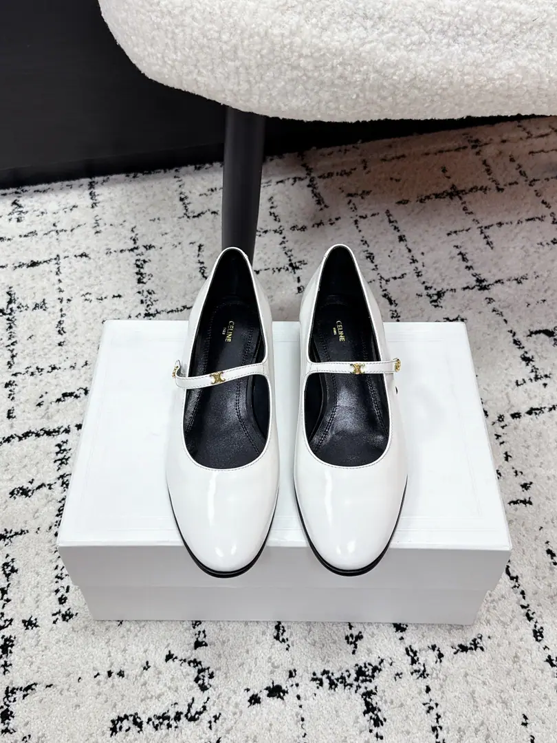 #Top Version CELINECéline. 26/ss - Morning. Latest Mary Jane. Single shoes. Slim. 26ss Les Series Mary Jane's shoes are simple and comfortable., Clean., Increase your legs., It's either single or with broad legs., High Street and the ancients. Let's do it together.CELINEGirls👧 ✔️Shoe.: Lamb skin. ✔️Uchi.: In the sheep's skin. ✔️Otsumi!: - That's a real shoe. ✔️Size: #35-41（40.41Do it.）