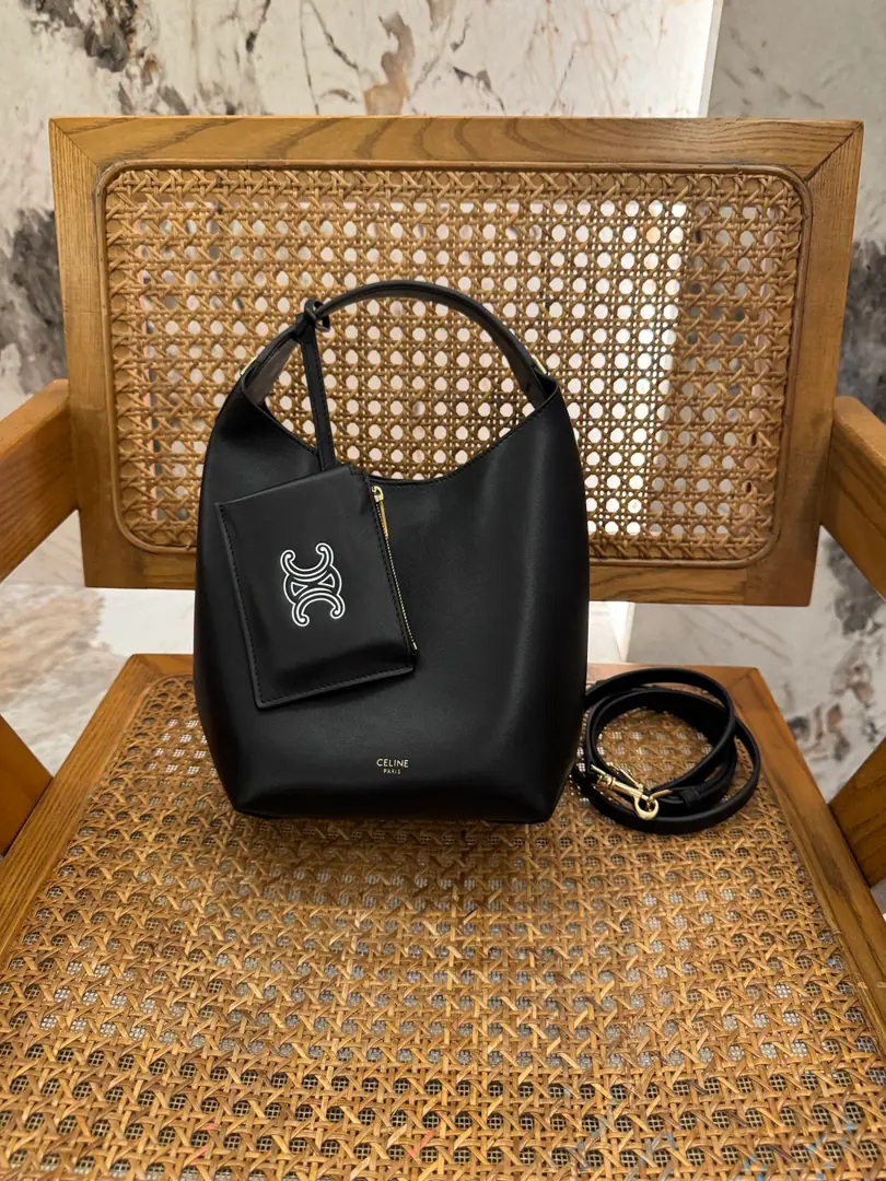 HOBOSmall pocket. New Product Information 7.5 X 4.5 X 7.1Inches（19 X 11.5 X 18centimetres） Cow leather. In the rectangular liner. Gold-faced. Handheld, Hand and slash. 1Main partition. 1An insider can unblock the zipper bag. Dismantled and modifiable sundries, Minimum length13.39Inches（34centimetres）, Maximum length17.32Inches（44centimetres）