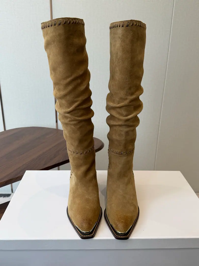 Goki! Leather.Celine Céline. 26ssAutumn The ancients are rough. Chelsea. Pointhead Boots, buttons. The season of Céline is a really good season. Like this boots are a real scooter. Focus on booting. No leg-scree. The upper leg second becomes the length of the leg., It's a super thin and a lot of stuff.！That's a hell of a thing. Shoe.: Original import, leather/Importing cow skin Uchi.: Import of sheep skin Otsumi!: The original is really a big one. Size: #35-40（40Do it.）