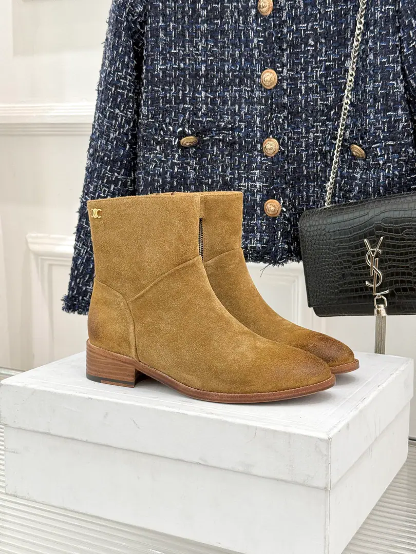 Plant price Goki! Bullskins. Celine /The Celebrity Classic Autumn. West sewn wires and short boots. A fall and winter wears a single soul. The classics never pass. Shoes cabinets are always investment-grade. The details are very well known. Artificially made by Spanish craftsmen A stylish, acupuncture. No thunder on your eyes. The sutures are re-engaging the west. The cones are thick and steady. Slashy head pulls the legs line. The inner zipper is easier to get through. The upper leg second becomes a thin leg. The French regenerate is full of feeling. It's a good suit for a cowboy. You can fly around the street easy. It's easy to wear a high class. It's a low profile. Who wears a nice treasure? You're so good at it.！ Facework customized leather with original The inside feet are all sheep's skin. Original modeling, slide-proof floor size: 35-39（40/41Custom） Numbering: 97220260806