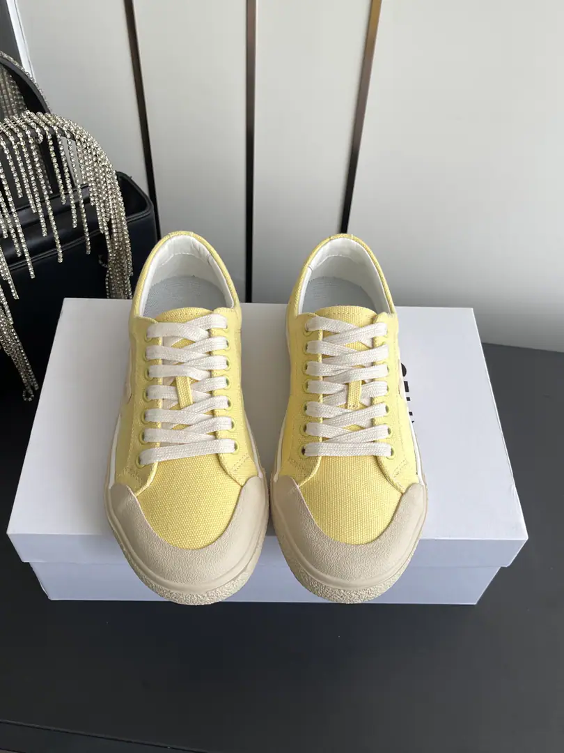 🏧𝗖𝗘𝗟𝗜𝗡𝗘The Celene logo is wearing leisure shoes. Simple and comfortable., Clean., Increase your legs., New canvas shoes.！It's either single or with broad legs., High Street is working together again.CELINEGirls💃🏽 Codes: 35-41（40 41Make a reservation.）