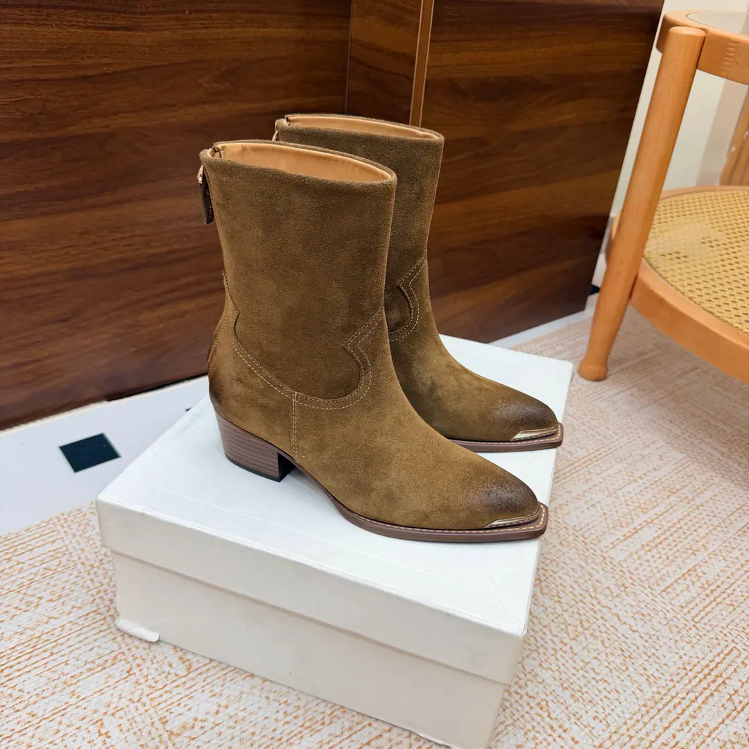 2026The cabinet is synchronized with the new money in autumn and winter. Celine｜Céline.26Autumn and new Pitchey. Bold West cowboy Martin boots.！ Top Version⚠️Niu Kyung. Bullskins. The upper foot is super handsome. It's super cool.！You're not so bad at all.. With jeans, you're a great guy.🔥It's definitely a single piece of fire this fall and winter.！ Material Skins for shoes./Bullskins. The insides are all sheep's skin. The original is really a big one. Size: 35-41 （40, 41, 42Custom）