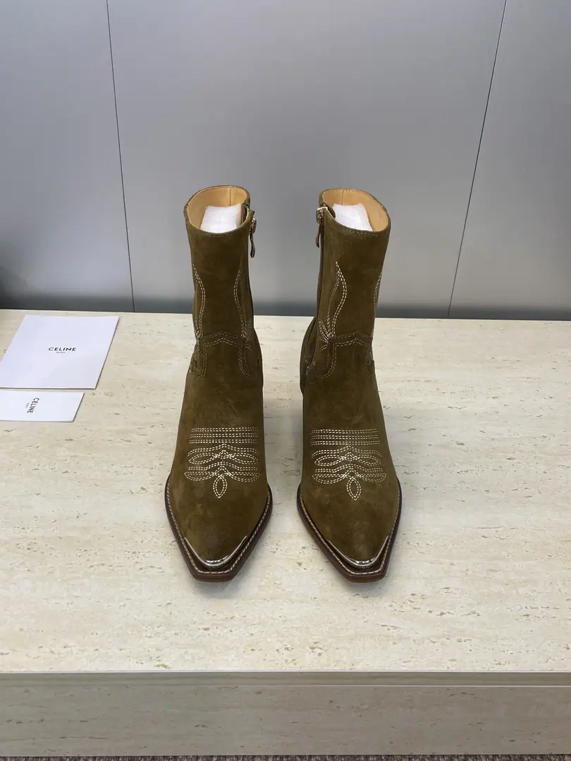 Plant prices CELINE 2026Autumn and winter, new punk-style iron-head car, female boots. Therlin.logoThe hardware is a rough-widdered, sharp-swipe knight boots. Material:Skins for the shoe face./Import sheep, skin.+In the skin of the watered cow.+Italy is a big-ass country. He's tall.:4.5CM size: Female size35-41（40.41Custom without re-offer）