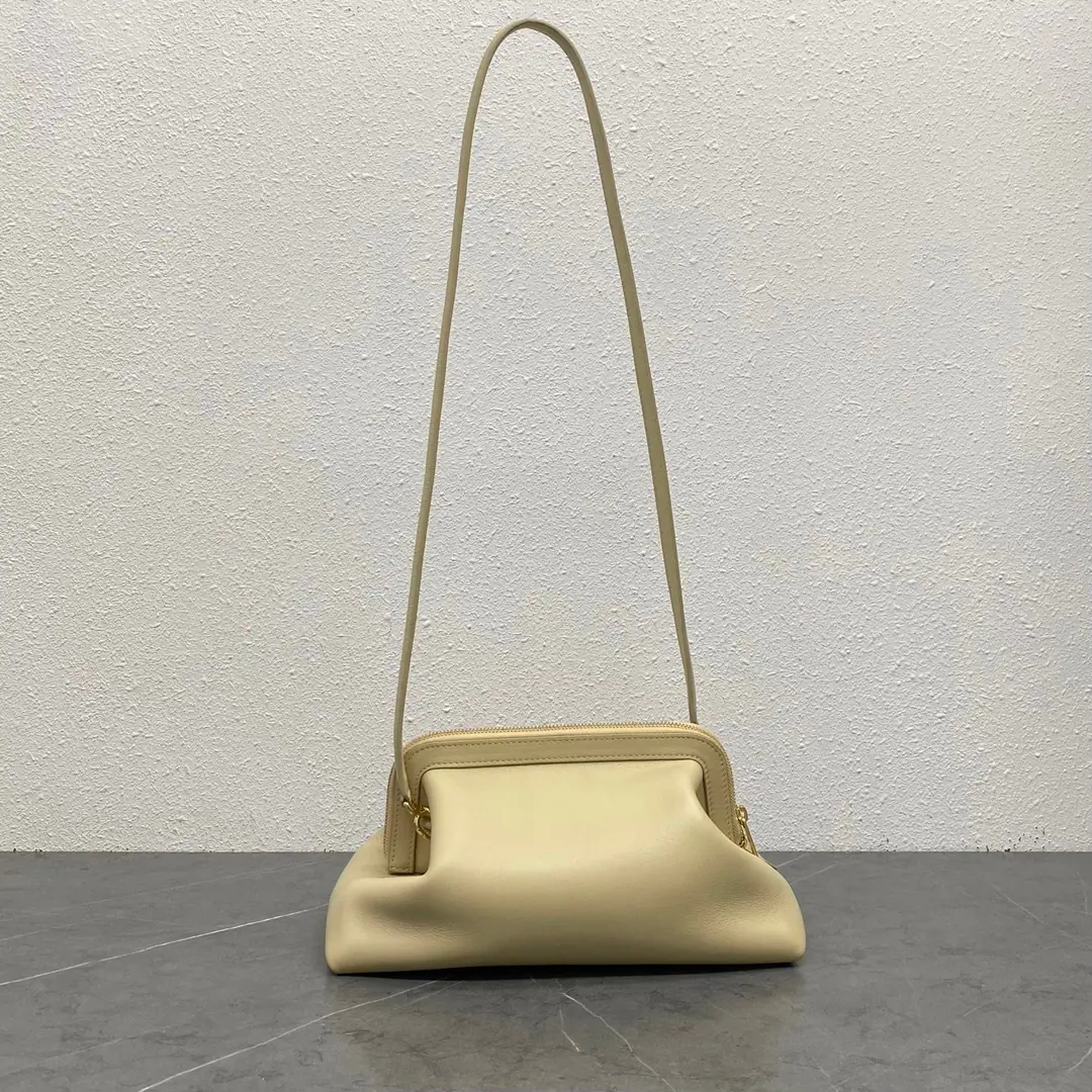 New items online.🅰️🅰️Ce DoctorSmall！ The bag flowed without any extra lines, The mute skin is a gentle cure.！ Metal locks, low profile., The inner layer is full of utility. The strap is a fine dinner handbag., Put your shoulder belt on and change into a daily commuter bag. It's Jane's big bag.[Laughing.R] The one with the body that's soft and unbreakable. ♪ And bring back the ancient gloom ♪～ No. It fits all seasons., ♪ And look never out of date ♪！ Paragraph: L10603 Colours: Fort-save. Dimensions: 27.5x15x14cm