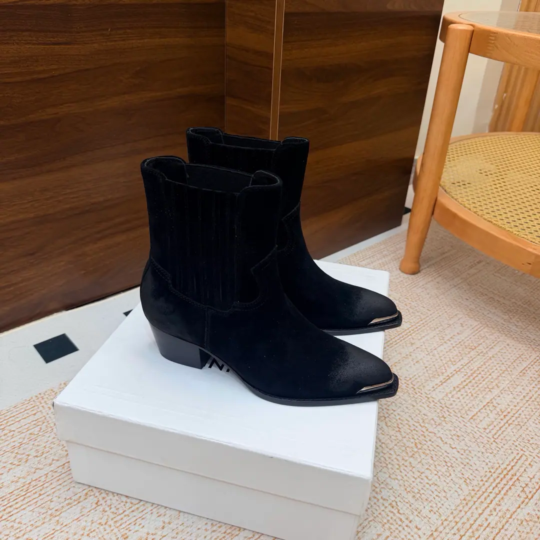 2026The cabinet is synchronized with the new money in autumn and winter. Celine｜Céline.26Autumn and new Pitchey. Bold West cowboy Martin boots.！ Top Version Niu Kyung. Bullskins. The upper foot is super handsome. It's super cool.！You're not so bad at all.. With jeans, you're a great guy.🔥It's definitely a single piece of fire this fall and winter.！ Material Skins for shoes./Bullskins. The insides are all sheep's skin. The original is really a big one. He's tall.: 5.5cm Size: 35-41 （40, 41, 42Custom）