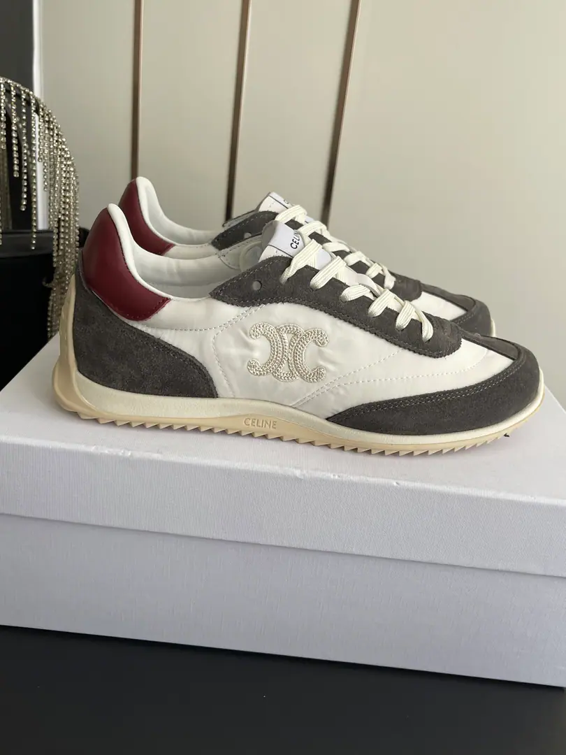 🏧𝗖𝗘𝗟𝗜𝗡𝗘Céline. New paragraph Top The logo is wearing a gwan's shoes and a white shoe.. The shoe face is imported with a head-decked cow. The sheep's skin is in the ground. The original is a model of the past. Size35-41 [40.41Make a reservation.]