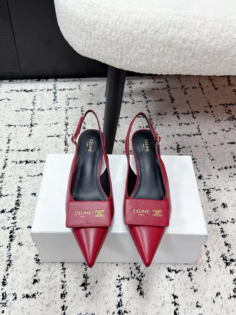 CELINECéline. 26/ss - Morning. Marker Tags Lu and the buttons. Siu High heels. CELINE- A little sheep-skinned cat heels., Black Point Head+Rear strapped design, French graceful and capable.. The metal on the shoe is so well-known., Full Details！The cat's on a date.3-5cm, It's a nice long leg., You can easily drive on a commuting date.. The skin is soft and delicate., But be careful with waterproofing.～A suit or dress., The city elite.orThe French feel relaxed. ✔️Fabulous.: Customize the skin ✔️Uchi.: Lamb skin. ✔️Shoes under the sole.: That's a big one. ✔️He's tall.: 3.5cm ✔️Size: #35-41 （40.41Make a reservation.）