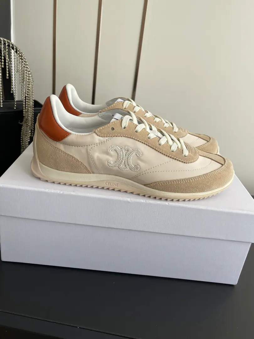 🏧𝗖𝗘𝗟𝗜𝗡𝗘Céline. New paragraph Top The logo is wearing a gwan's shoes and a white shoe.. The shoe face is imported with a head-decked cow. The sheep's skin is in the ground. The original is a model of the past. Size35-41 [40.41Make a reservation.]