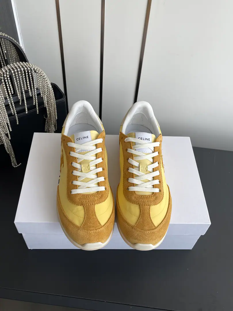 🏧𝗖𝗘𝗟𝗜𝗡𝗘Céline. New paragraph Top The logo is wearing a gwan's shoes and a white shoe.. The shoe face is imported with a head-decked cow. The sheep's skin is in the ground. The original is a model of the past. Size35-41 [40.41Make a reservation.]