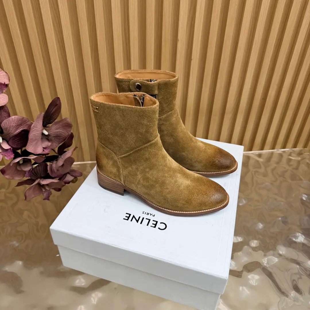 2026The cabinet is synchronized with the new money in autumn and winter. Celine｜Céline.26Autumn and new Pitchey. Bold West cowboy Martin boots.！ Top Version⚠️Niu Kyung. Bullskins. The upper foot is super handsome. It's super cool.！You're not so bad at all.. With jeans, you're a great guy.🔥It's definitely a single piece of fire this fall and winter.！ Material Skins for shoes./Bullskins. The insides are all sheep's skin. The original is really a big one. Size: 35-41 （40, 41, 42Custom）