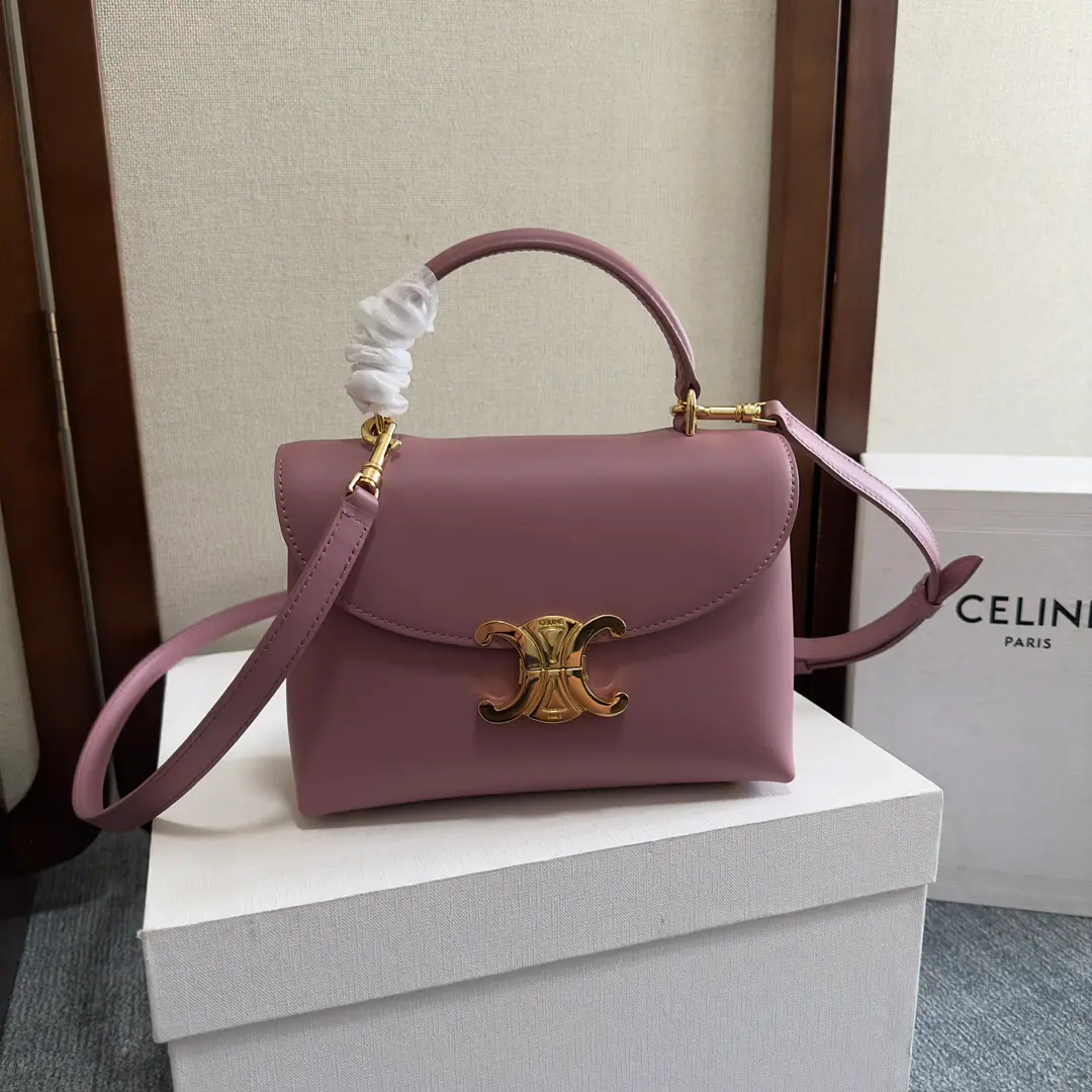 New items online.🅰️CEThe Triad Gate.kellyHandbag.👜 New swing door bag collection. It's all about the high sense of excellence.！ A simple contours. ♪ For a steady black ♪ A low-key brown classic of old flowers. Wait.…It's all about the incredible quality of the world.❤️ kellyThe classic line is simple and generous. No extra decoration. It's all about beauty.🫶🏻 Paragraph: 118113 Dimensions: 20.5x13x8（Prefixed packaging）