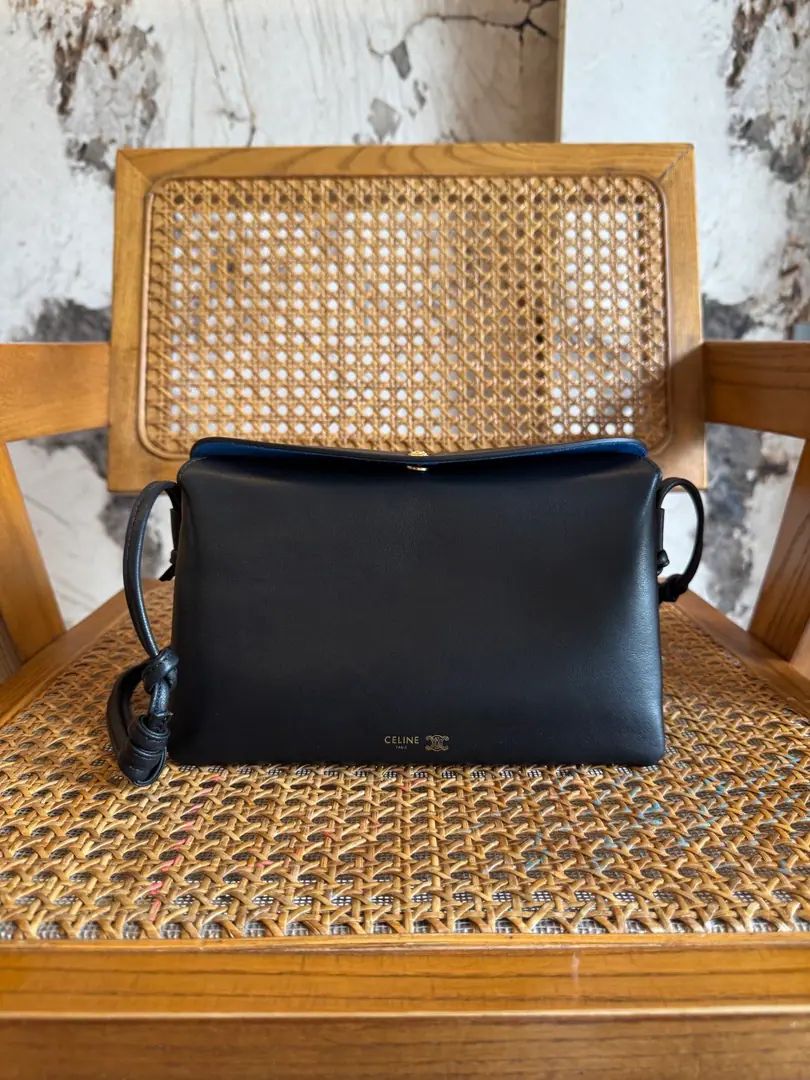 . TRIO FLAPHandbag. New Product Information Mini-handbag., The type of paragraph may be fittedPLUSWaiting for a bigger smartphone. 8.9 X 5.1 X 1.4Inches（22 X 14 X 4centimetres） Lamb leather. Cow-cutter. Gold-faced. Slash and shoulder. TRIOMPHEPress button cut. 2A partition. 1A central zipper pocket inside. Slide knot mechanism Regable shoulder belt, Minimum length12.2Inches（31centimetres）, Maximum length25.5Inches（65centimetres）