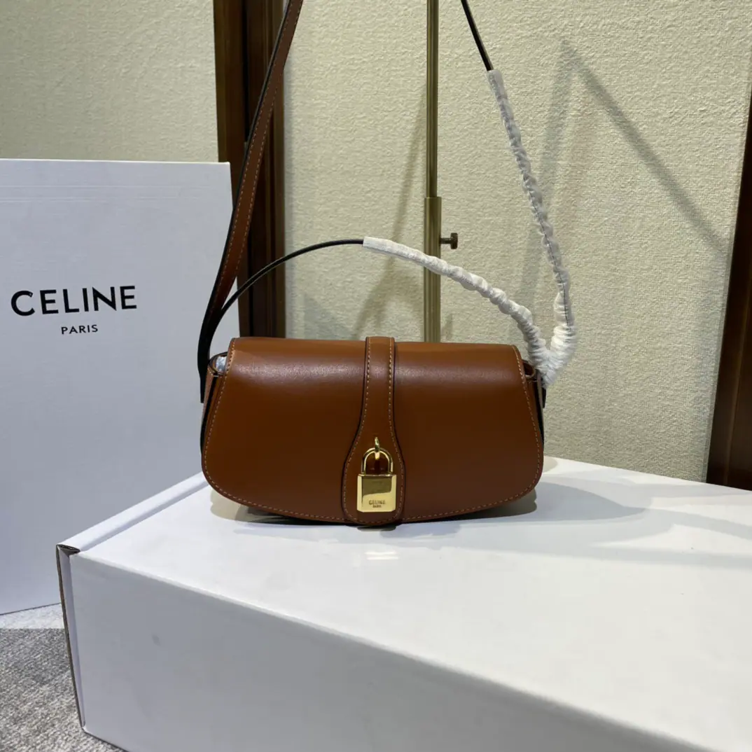 CEL*INE TaBou Clutch 2021Autumn and winter., All the hands and shoulders.🉑️, Don't underestimate the volume.！- We're getting enough routines.: Cell phones, Pizza., Lipstick, Watch., The blunder.: Canned3So is cell phones.okIt's...ho～ A skin of a cow's skin. Shoulder or handheld Reverse caps with decorative locks Press button cut. 1Main partition. 1A flat pocket on the inside. Shoulder length.（28centimetres） Keep your hands long.（7.5centimetres） Numbering: 101592 Brown brown.(Prefixed packaging) Dimensions: 18 X 8 X 5centimetres