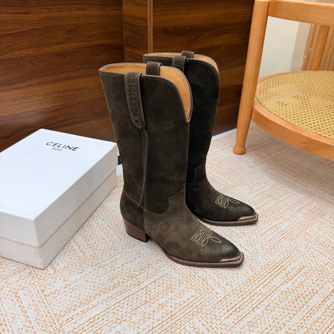 2026The cabinet is synchronized with the new money in autumn and winter. Celine｜Céline.26Autumn and new Pitchey. Bold West cowboy Martin boots.！ Top Version The upper foot is super handsome. It's super cool.！You're not so bad at all.. With jeans, you're a great guy.🔥It's definitely a single piece of fire this fall and winter.！ Material Skins for shoes./Bullskins. The insides are all sheep's skin. The original is really a big one. Size: 35-41 （40, 41, 42Custom）