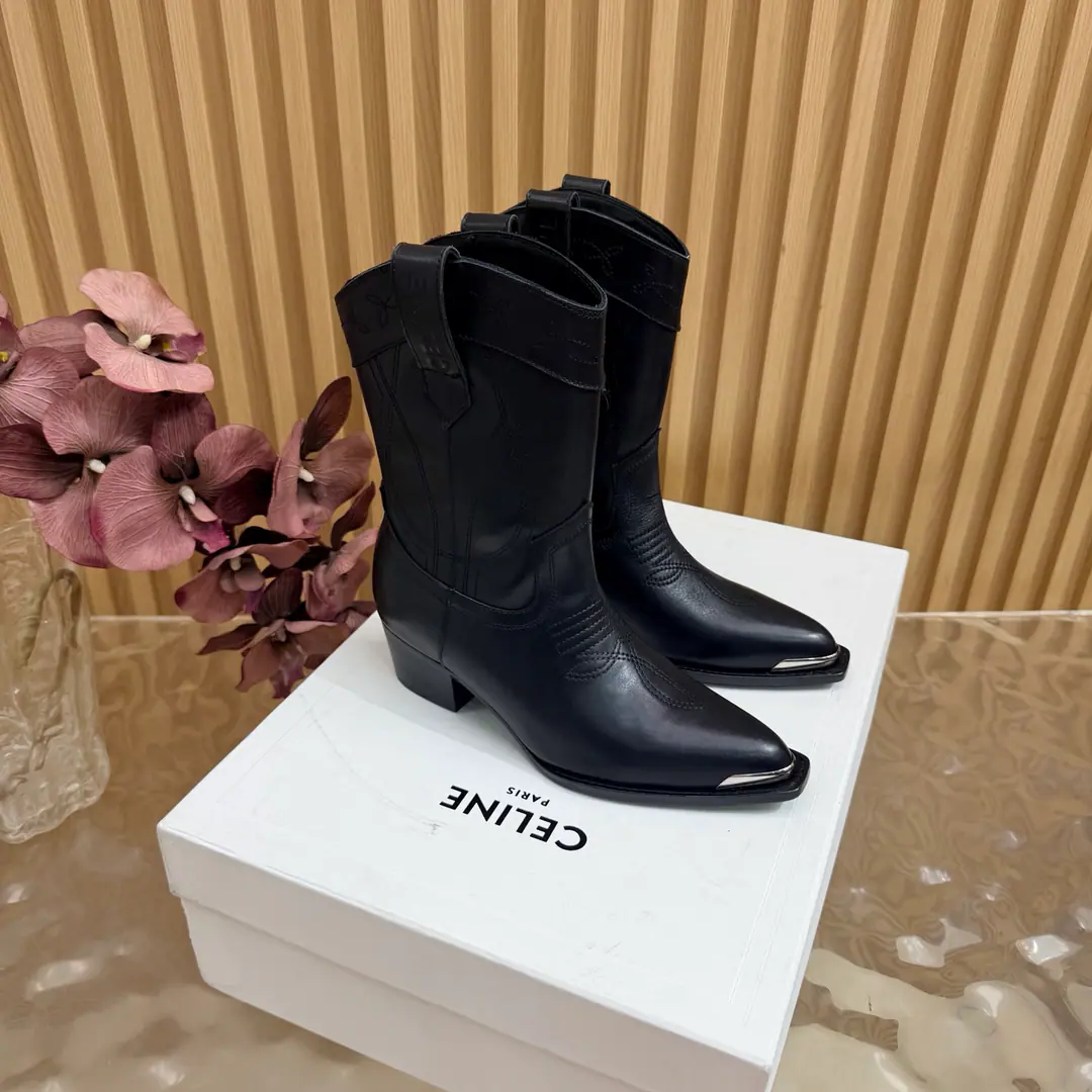 2026The cabinet is synchronized with the new money in autumn and winter. Celine｜Céline.26Autumn and new Pitchey. Bold West cowboy Martin boots.！ Top Version The upper foot is super handsome. It's super cool.！You're not so bad at all.. With jeans, you're a great guy.🔥It's definitely a single piece of fire this fall and winter.！ Material Skins for shoes./Bullskins. The insides are all sheep's skin. The original is really a big one. Size: 35-41 （40, 41, 42Custom）