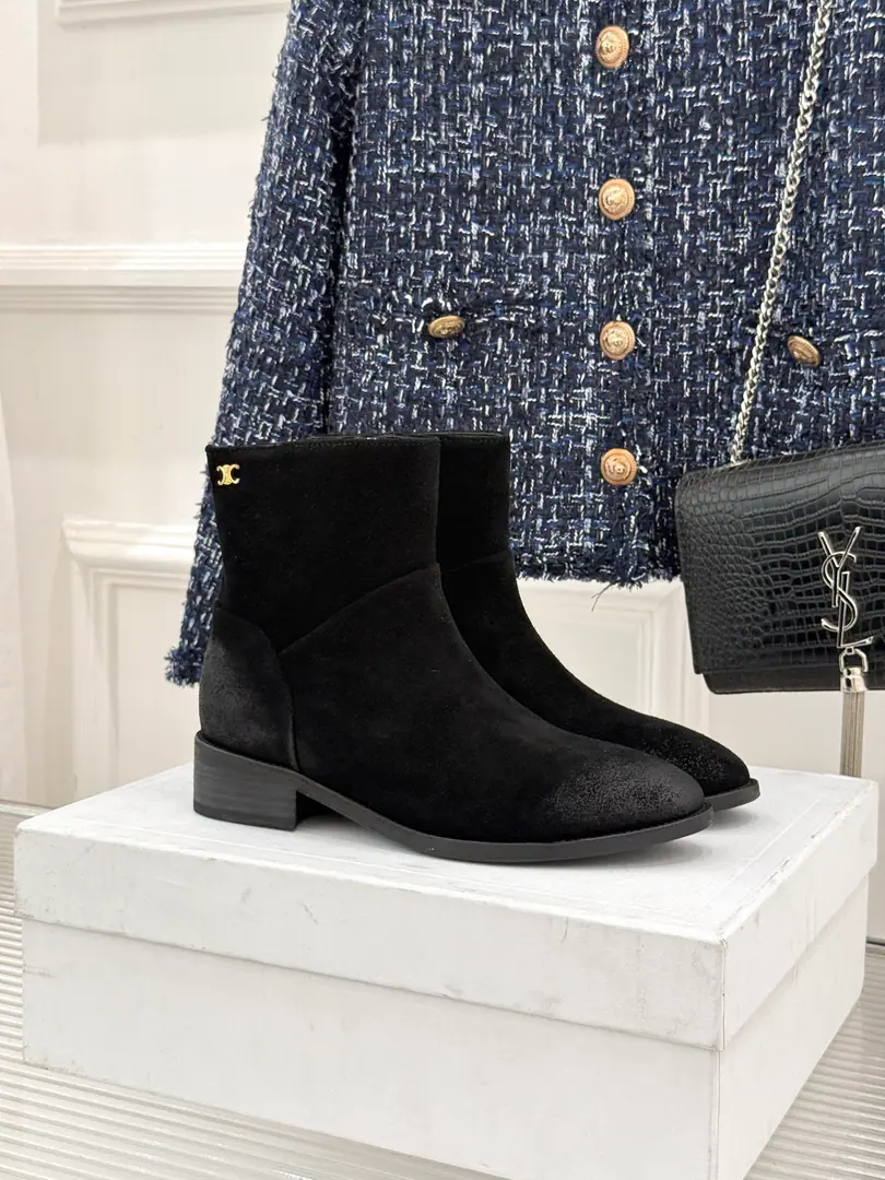 Plant price Goki! Bullskins. Celine /The Celebrity Classic Autumn. West sewn wires and short boots. A fall and winter wears a single soul. The classics never pass. Shoes cabinets are always investment-grade. The details are very well known. Artificially made by Spanish craftsmen A stylish, acupuncture. No thunder on your eyes. The sutures are re-engaging the west. The cones are thick and steady. Slashy head pulls the legs line. The inner zipper is easier to get through. The upper leg second becomes a thin leg. The French regenerate is full of feeling. It's a good suit for a cowboy. You can fly around the street easy. It's easy to wear a high class. It's a low profile. Who wears a nice treasure? You're so good at it.！ Facework customized leather with original The inside feet are all sheep's skin. Original modeling, slide-proof floor size: 35-39（40/41Custom） Numbering: 97220260806