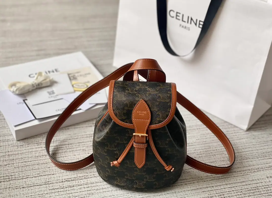 New items online.～CHome.22The early spring swing door double-handle is a very practical swing-door sails., Compared to the two shoulder bags that he used to have., It's a lot smaller., But it looks more lovely.. Don't look at a small one, but it's very large.. It's a good mix., Or a different style with a jacket and a baseball suit. Paragraph: 197662 Dimensions: 20×10.5×17