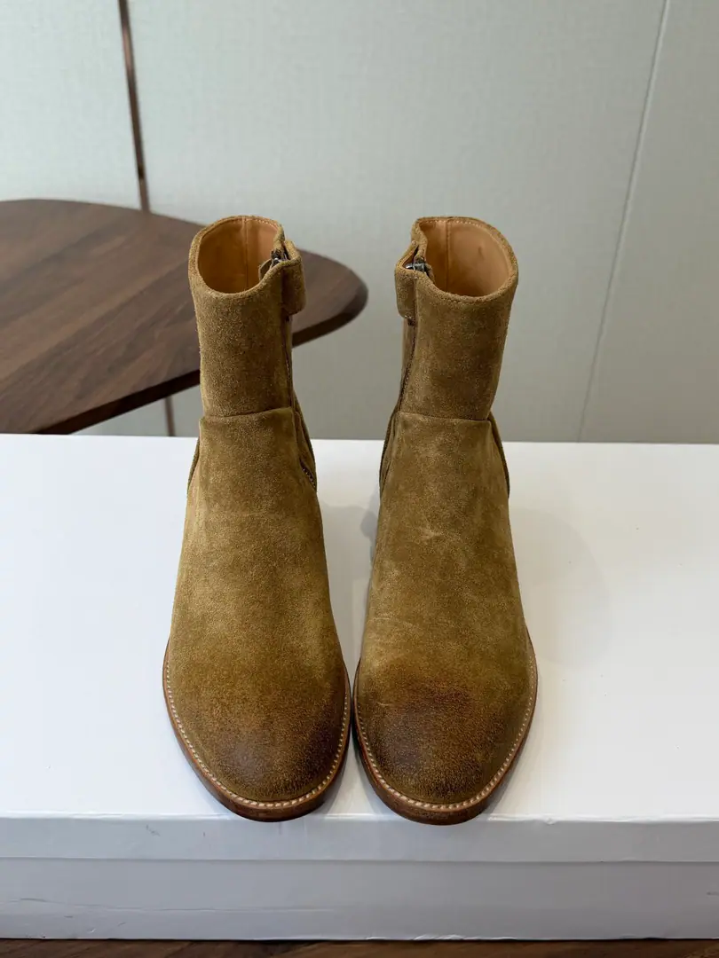 Celine Céline. 26ssAutumn and winter brand new. Bold Short boots. The season of Céline is a really good season. Like this boots are a real scooter. Focus on booting., Button design is unique.！ Fabulous.:Counter-featur./Head-decked cow skin. Uchi.:In the cow's skin. Otsumi!:Italy is a big-ass country. He's tall.:3CM Codes: 35-41（40, 41Custom）