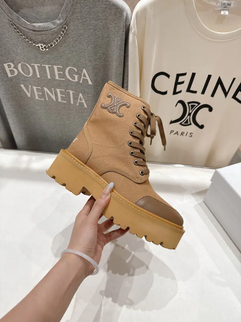 🏧𝗖𝗘𝗟𝗜𝗡𝗘Céline's new resonance with thick, short and medium boots Martin boots and knight boots.. The Red Bang is coming.！The big reds are the first to experience., CelineRedinsThe Herb-breeding God., It's a very retrograde wind., The aerobics are perfect., Design style is very new., It's very high-class and very comfortable..Original 1-to-one.！Absolute monopolistic practice！ ✔Fabulous.: Imported cattle skin+Original Layout ✔Uchi.: Comfortable air cloth high-end atmosphere ✔Otsumi!: Original version to open ✔Size: 35-40 [40.41.42Do it.]